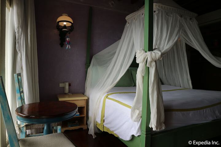 Room 5 of 32