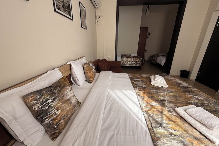 Room 33 of 86