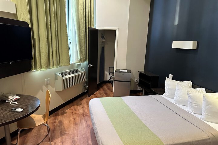 1 Queen Bed (1 of 5)