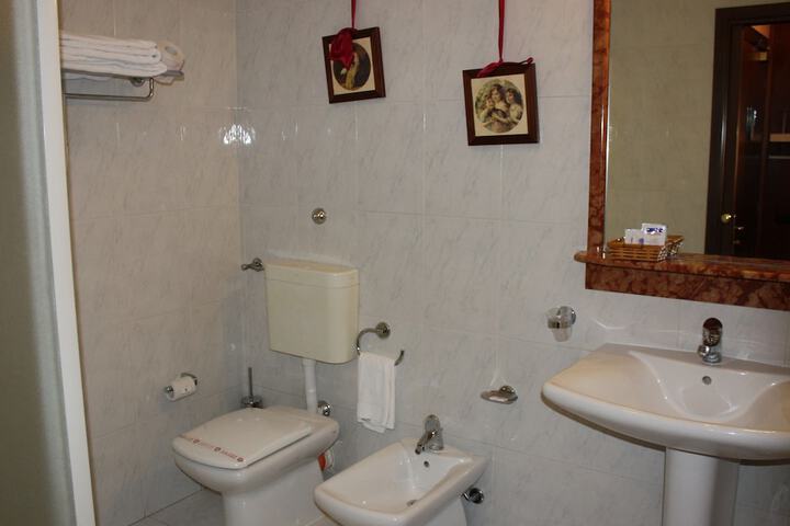 Room 27 of 38