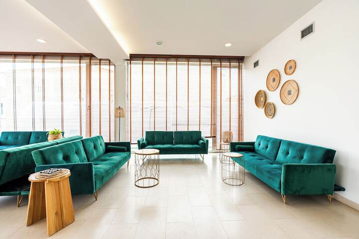 Lounge 34 of 38