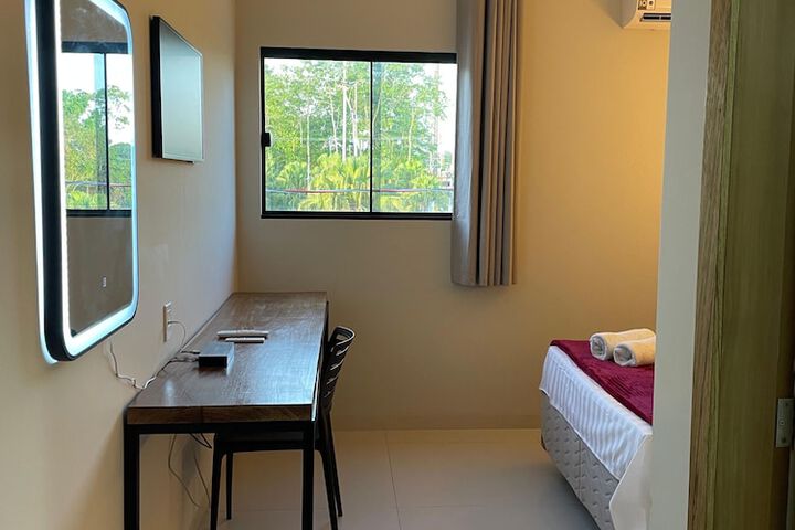 Room 6 of 12