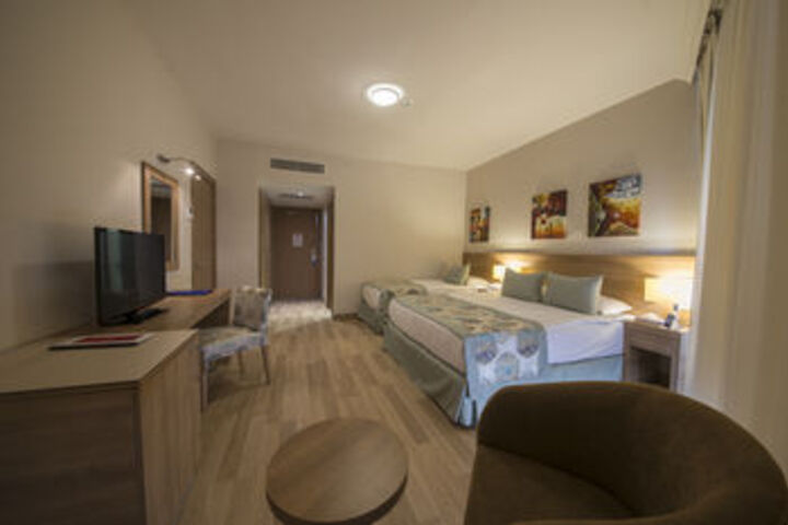 Room 33 of 86