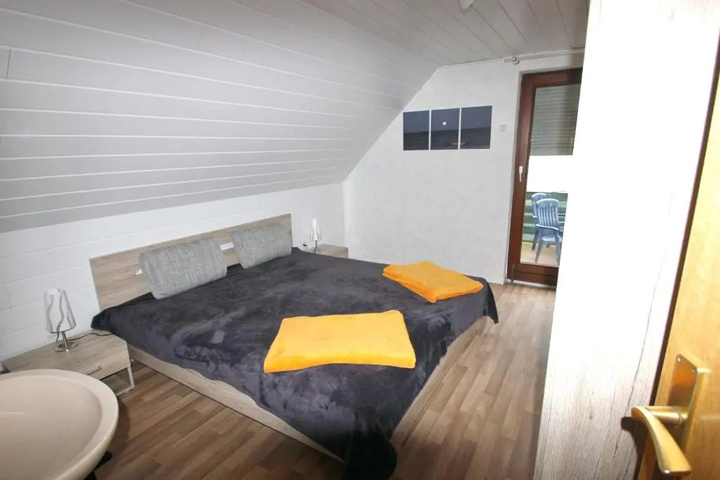 Room 6 of 10