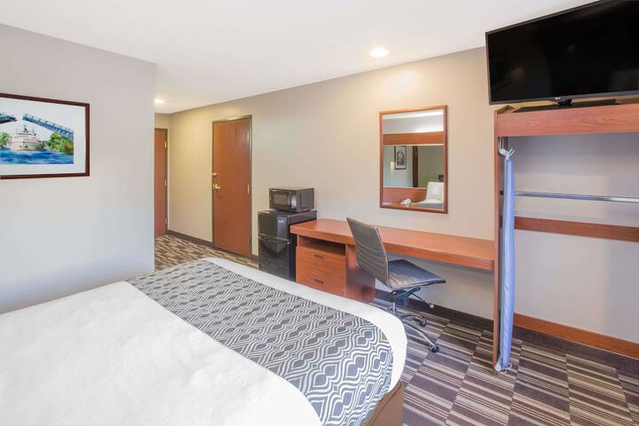 1 Queen Bed Accessible Room (15 of 18)