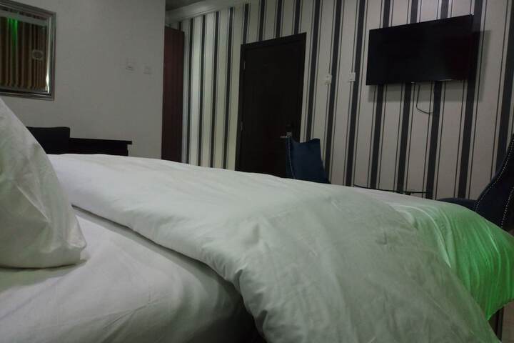 Room 12 of 28