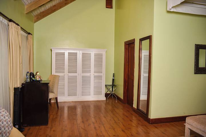 Room 47 of 143