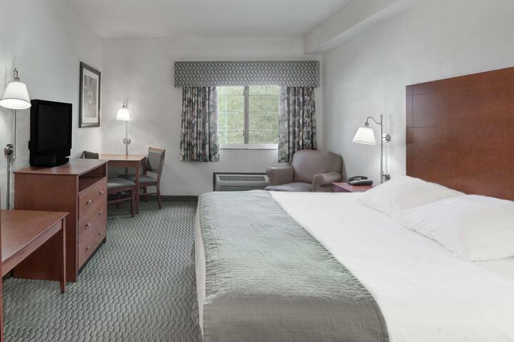 1 King Bed (2 of 10)
