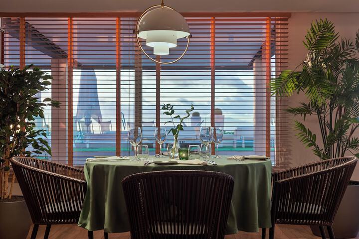Dining 35 of 53