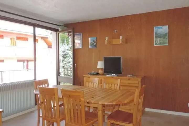 Room 5 of 9