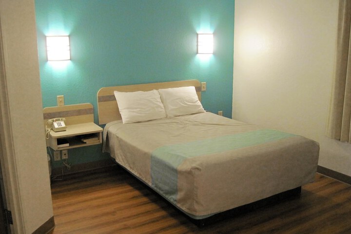 1 Queen Bed (2 of 5)