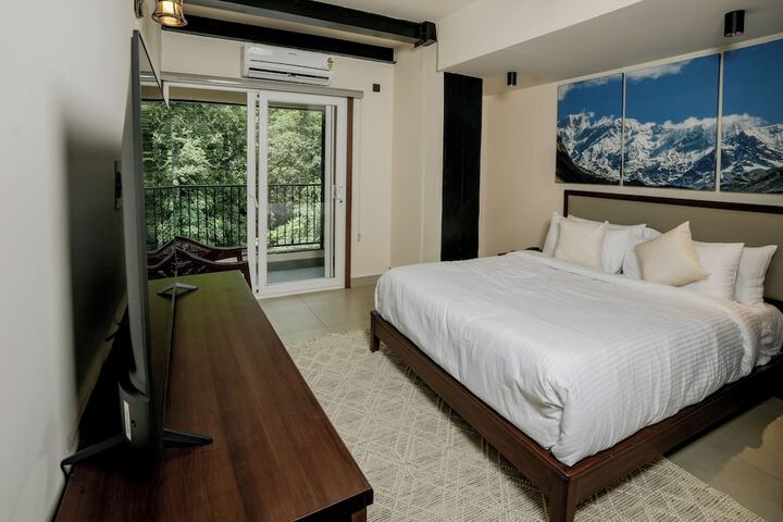 Room 3 of 28