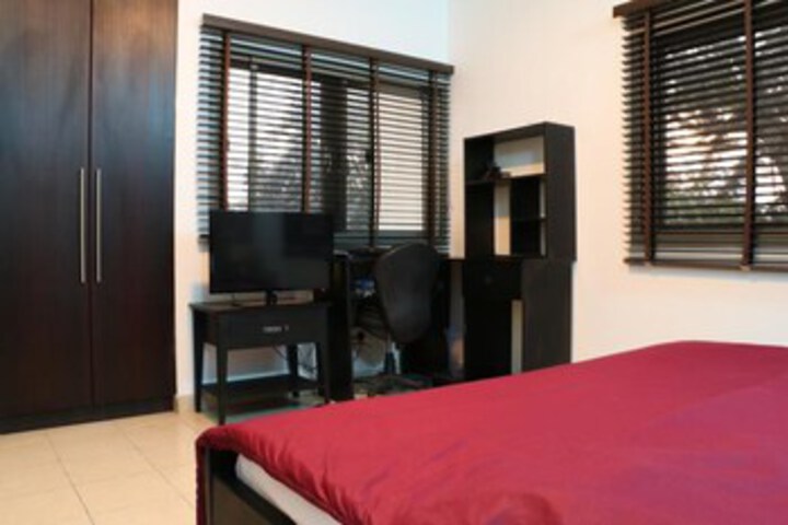 Room 6 of 12