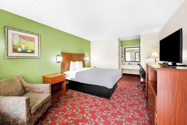 1 Queen Bed (4 of 7)