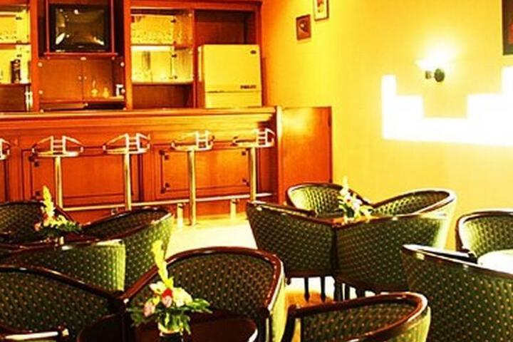 Lounge 1 of 7