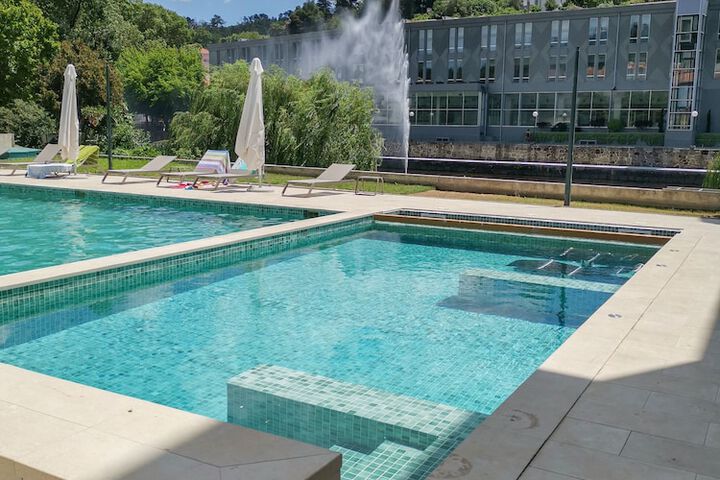 Pool 10 of 15