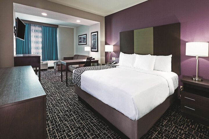1 King Bed (3 of 14)