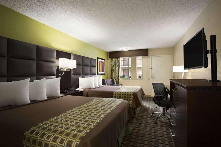 1 Queen Bed (3 of 8)