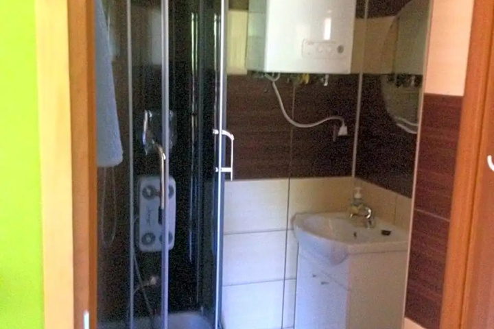 Room 6 of 11