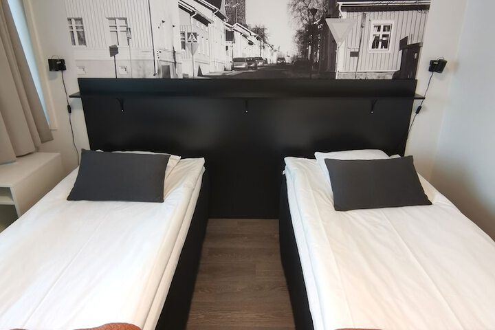 Room 12 of 32
