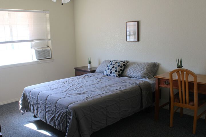 1 Queen Bed (10 of 24)