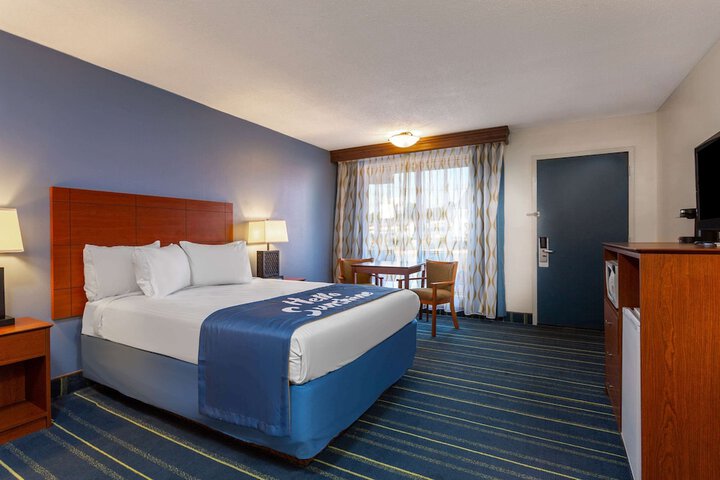 1 Queen Bed (3 of 4)