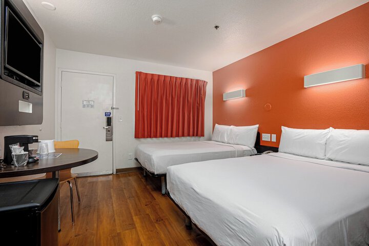 Double Bed Accessible (7 of 10)