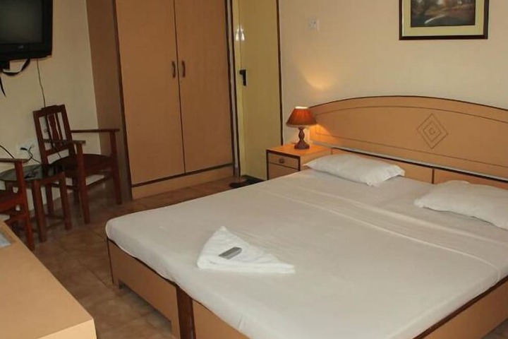 Room 9 of 32