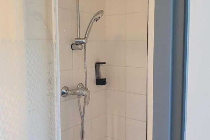 Room 5 of 9