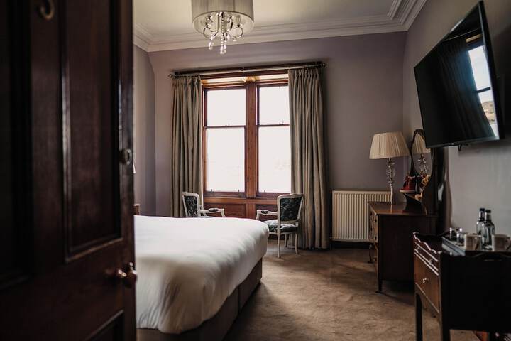 Room 25 of 102