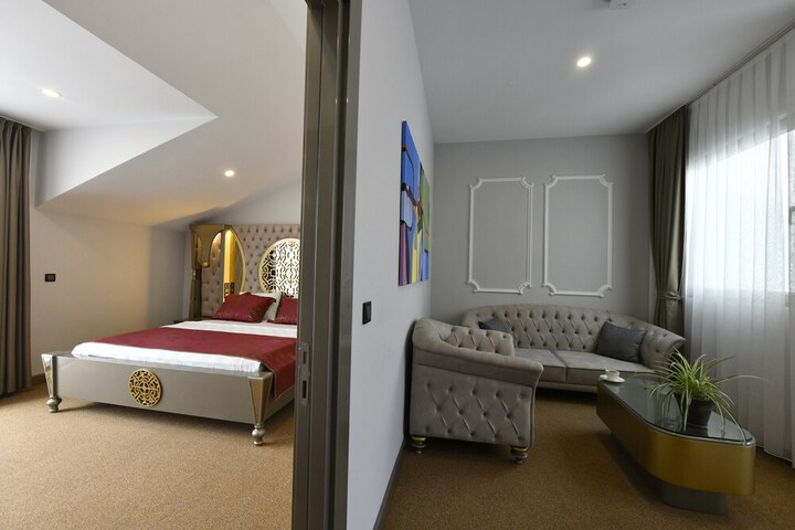 Room 33 of 102