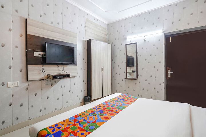 Room 9 of 28
