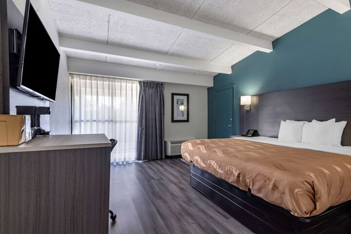 1 King Bed (2 of 11)