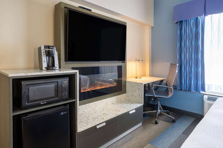 1 King Bed Accessible (8 of 9)