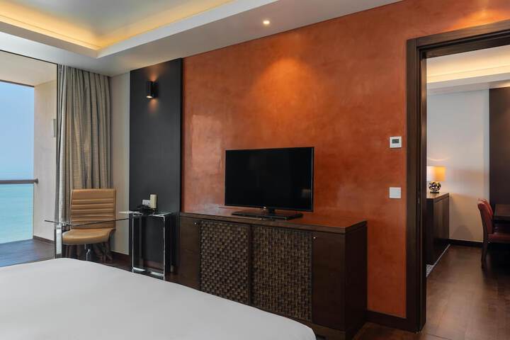 Room 38 of 200