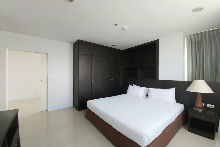 Room 5 of 32