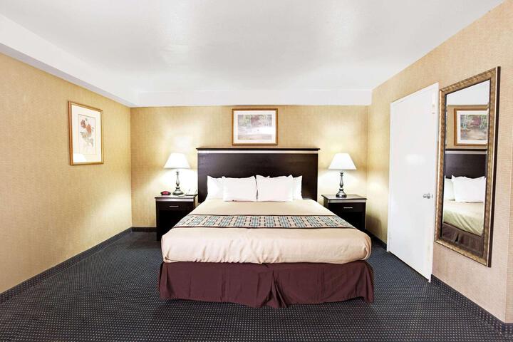 1 Queen Bed (1 of 15)