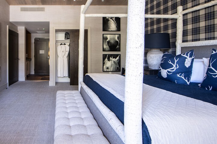 1 King Bed (4 of 8)