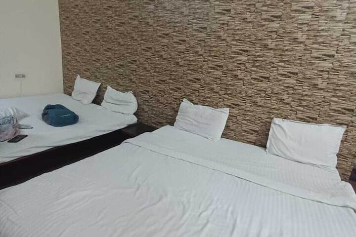 Room 4 of 18