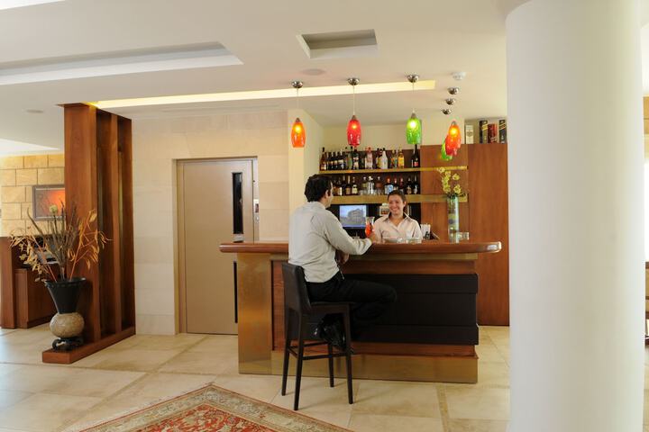 Lounge 55 of 81
