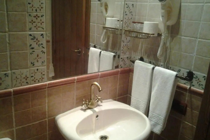 Room 9 of 15