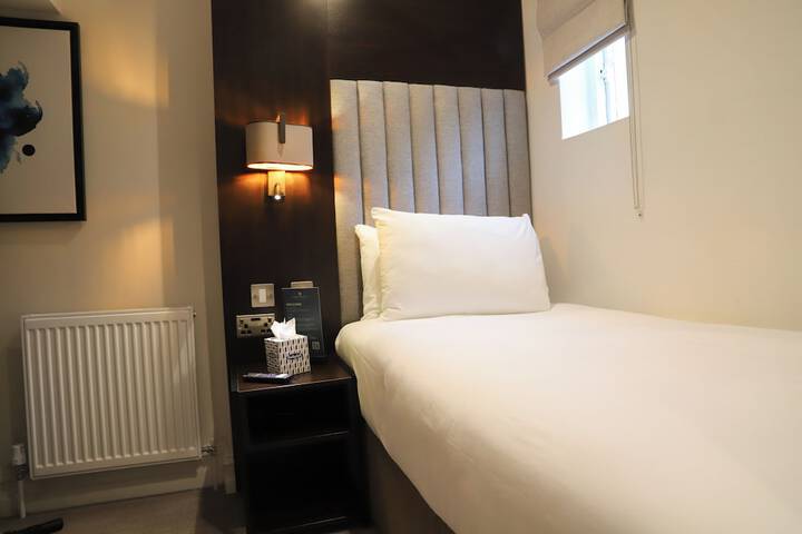 Room 33 of 68