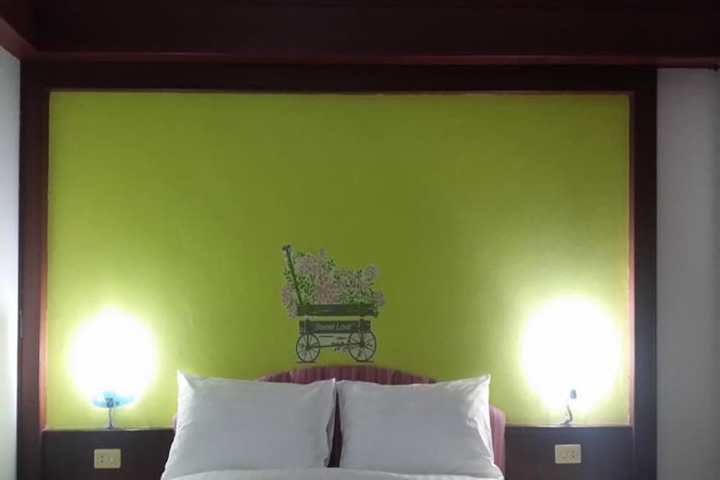 Room 6 of 18