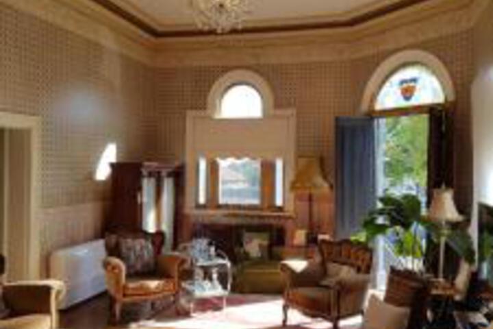 Lounge 5 of 63