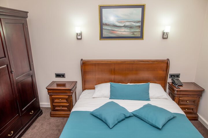 Room 4 of 76