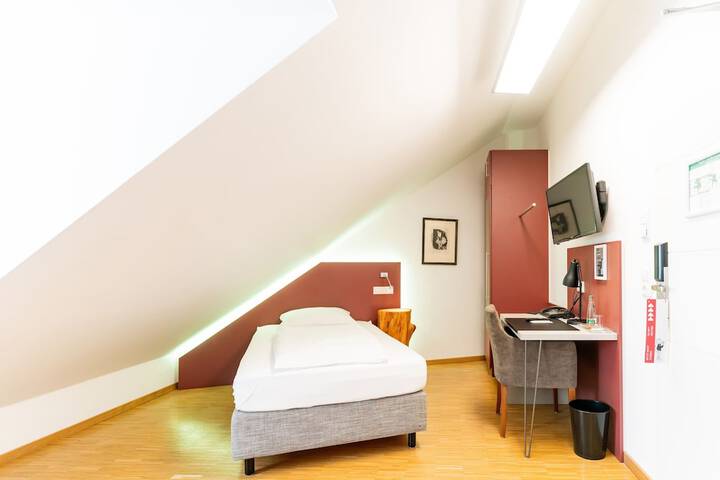 Room 3 of 33