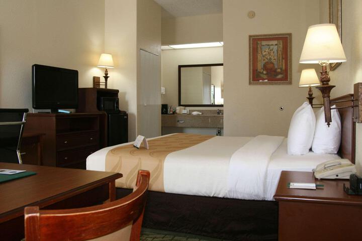 1 King Bed (2 of 7)