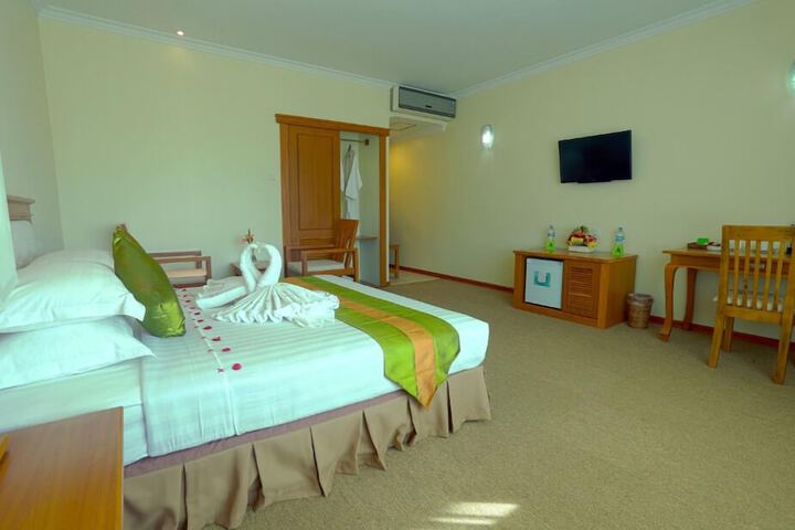 Room 6 of 28