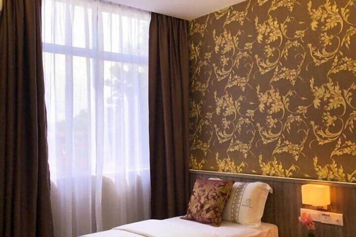 Room 4 of 18