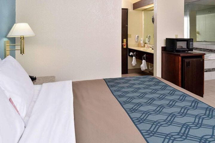 1 Queen Bed (2 of 10)